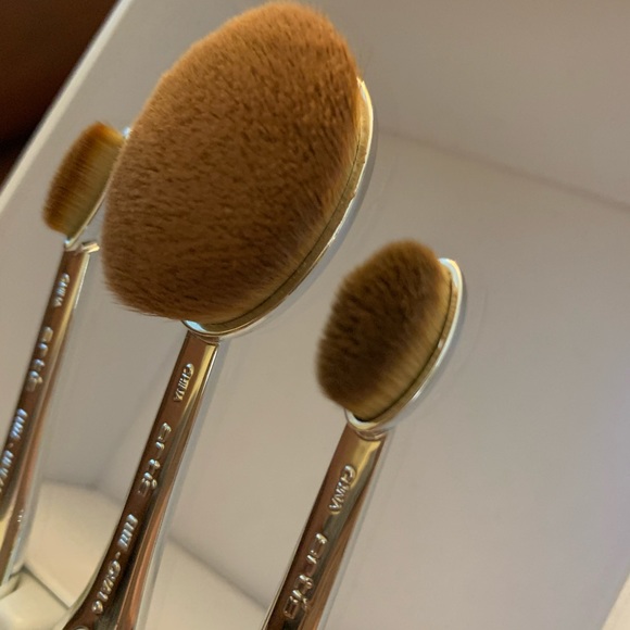 Gently USED Artis 3 piece Makeup Brushes - Picture 5 of 10